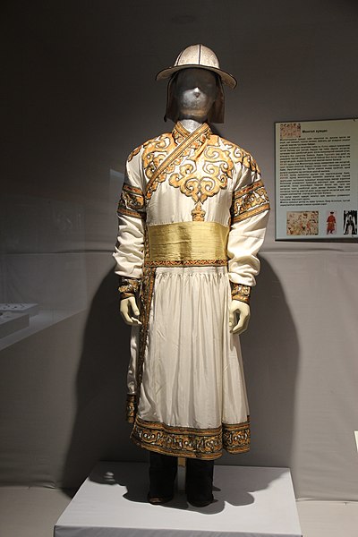 traditional mongolian fashion